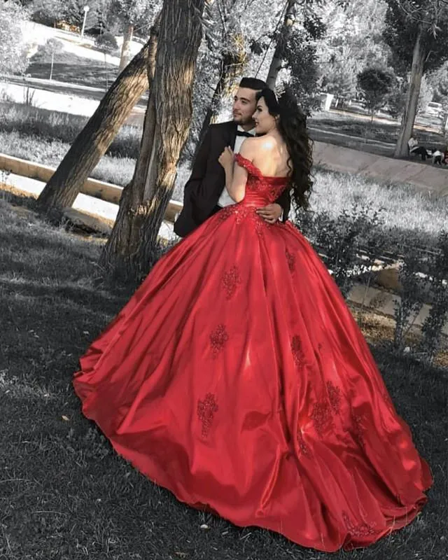 Red Sweetheart Off Shoulder Satin Appliques Ball Gown Prom Dresses BG5487